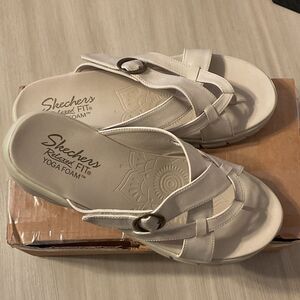 Skechers Women's Beige Sandals. Relaxed fit. Yoga foam. Wide